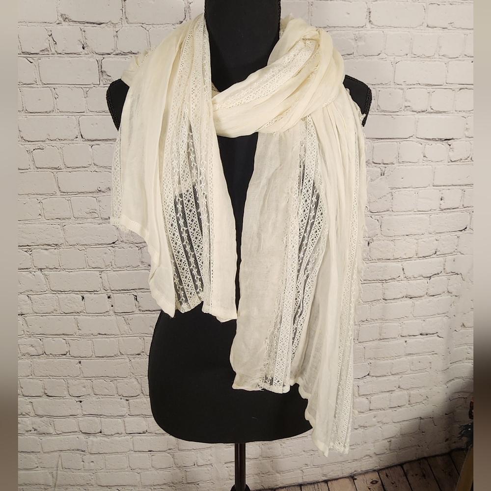 White scarf with Lace panels